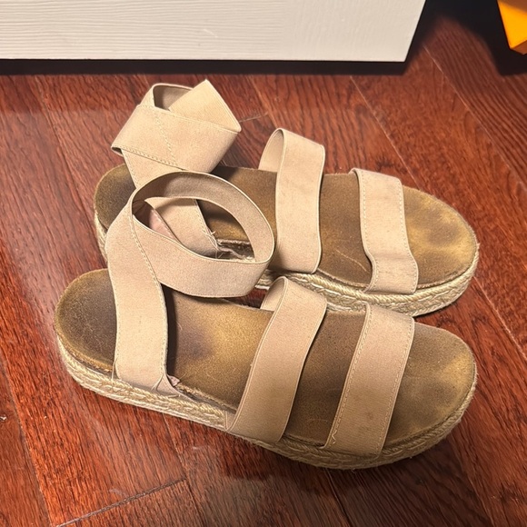 Steve Madden Tan Sandals Comfortable Platform Design - Picture 2 of 5